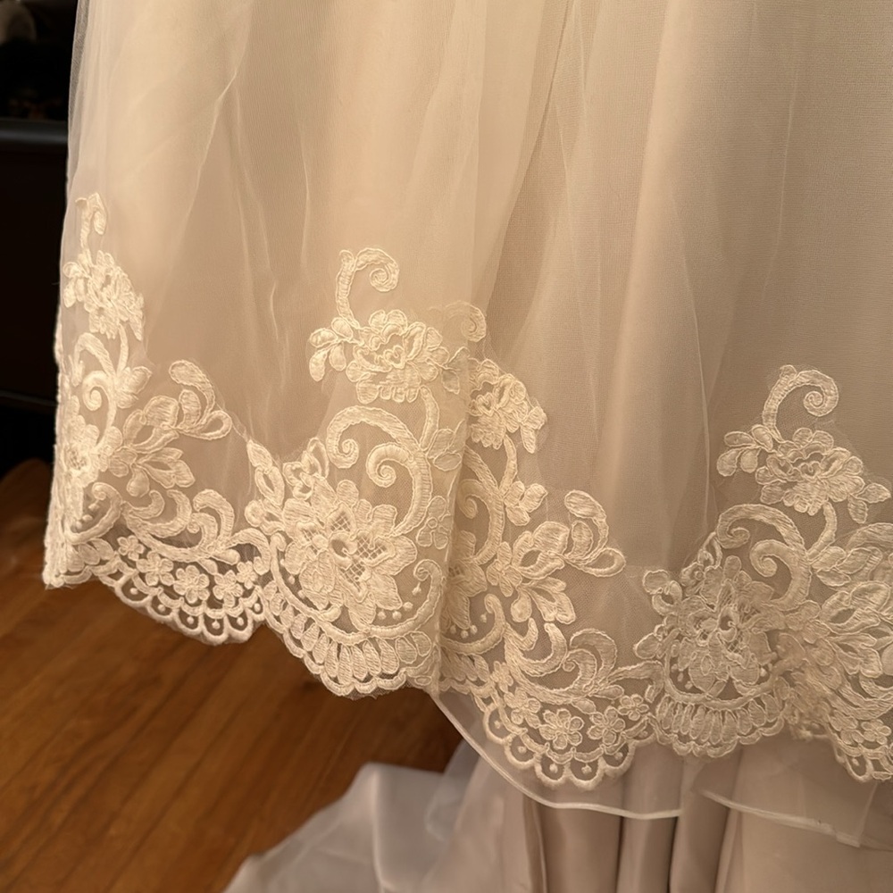 Beautiful candlelight sleeveless wedding dress 12 - Picture 11 of 16